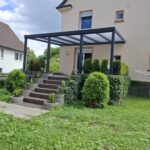 Aluminium-Terrassendach in Anthrazit mit lichtdurchlässiger Polycarbonat-Eindeckung