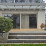 helle Terrassenüberdachung mit LED