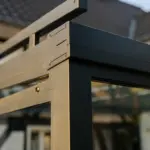 Freistehender Kaltwintergarten in Anthrazit mit Ganzglasschiebeanlagen an historischem Fachwerkhaus