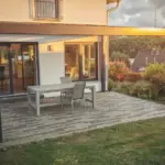 Terrassenüberdachung mit dunklem Gestell und Ausblick auf Garten