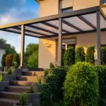 Klassische Terrassenüberdachung mit Polycarbonat-Eindeckung in Opal an Einfamilienhaus